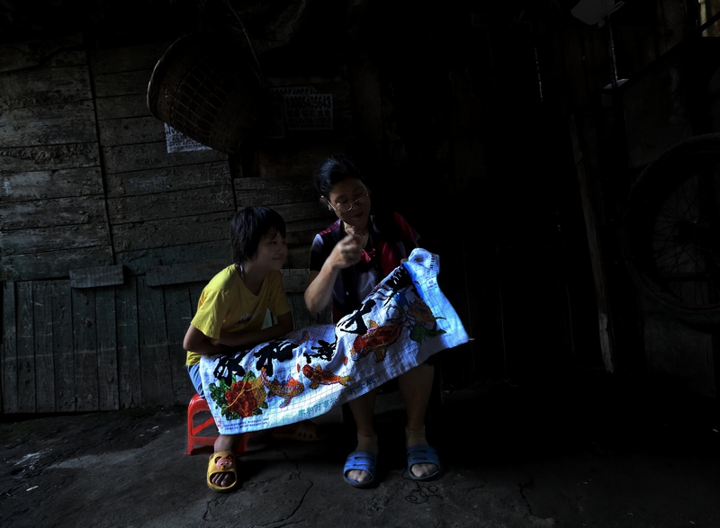 奶奶教我学刺绣