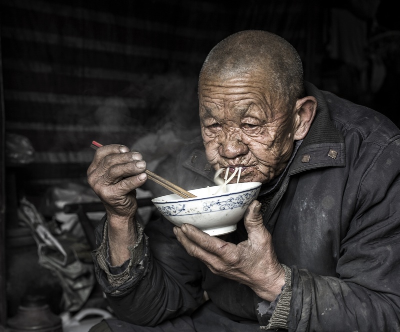 吃面条的老人