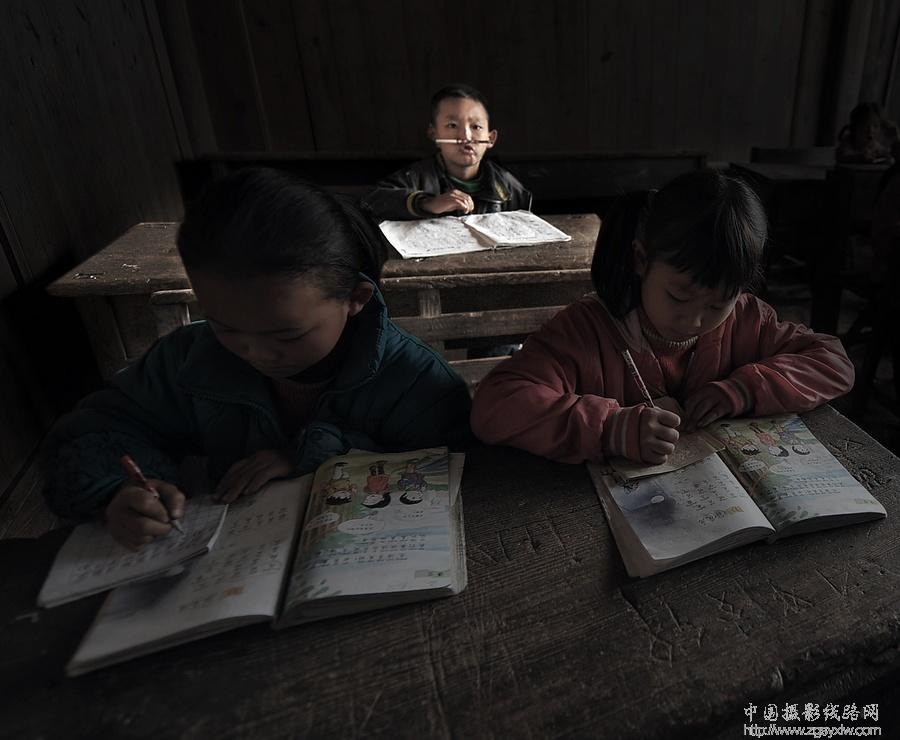 玩皮的小男孩