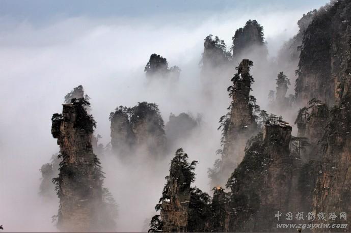 雾绕群峰