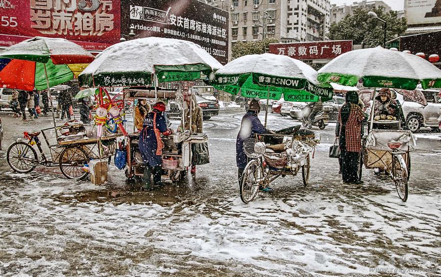 雨雪中的小贩