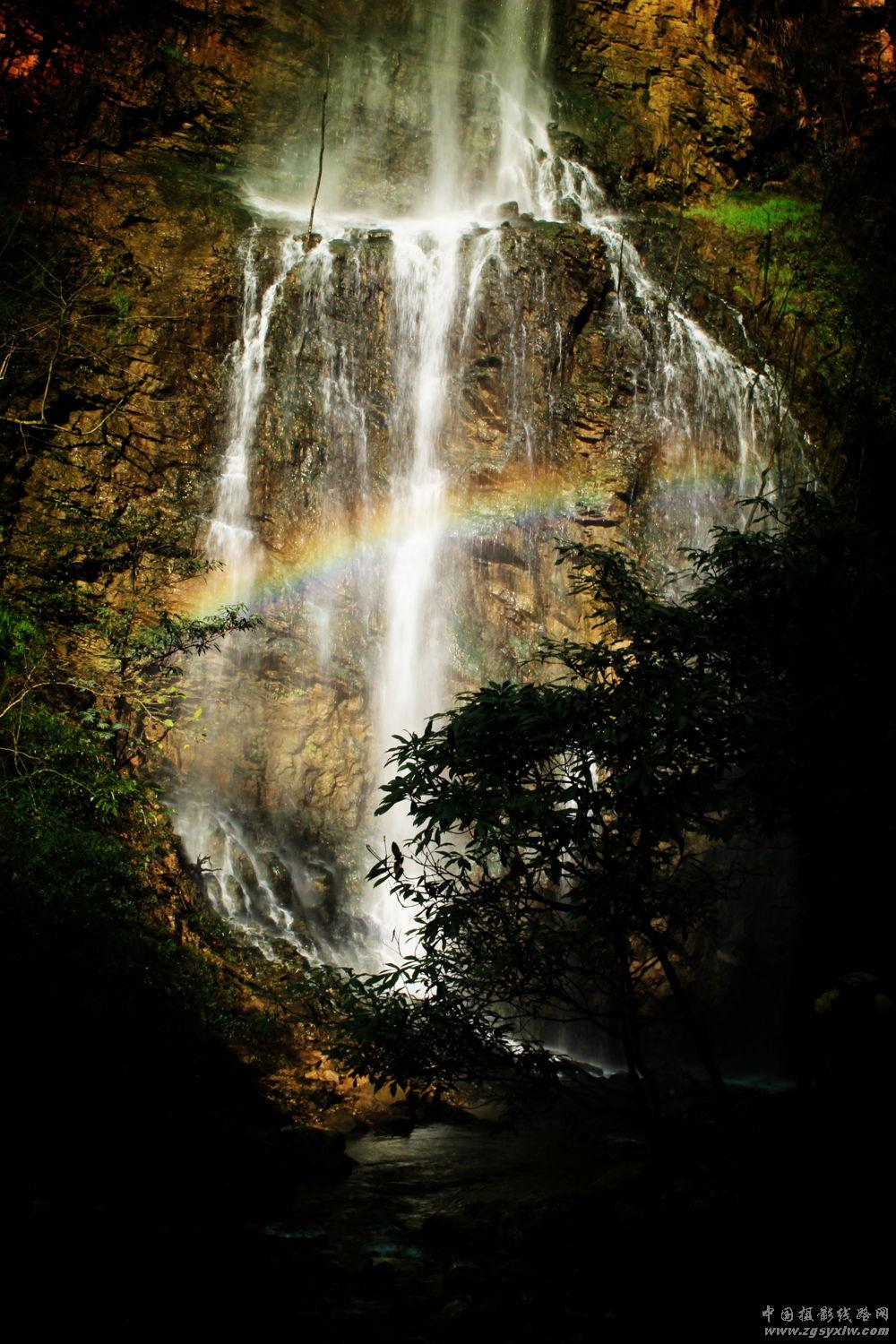 彩虹飞驰瀑布
