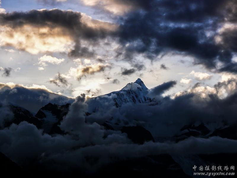 夕照梅里神山