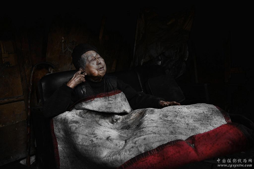 生活在棚户区里的老人