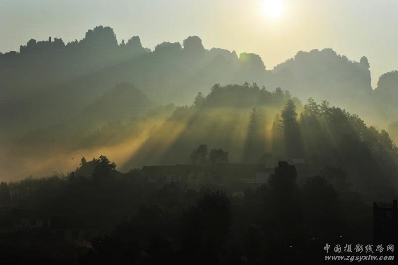 清风峡谷晨景
