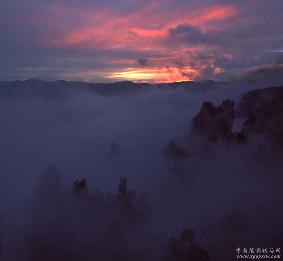 霞染天子山