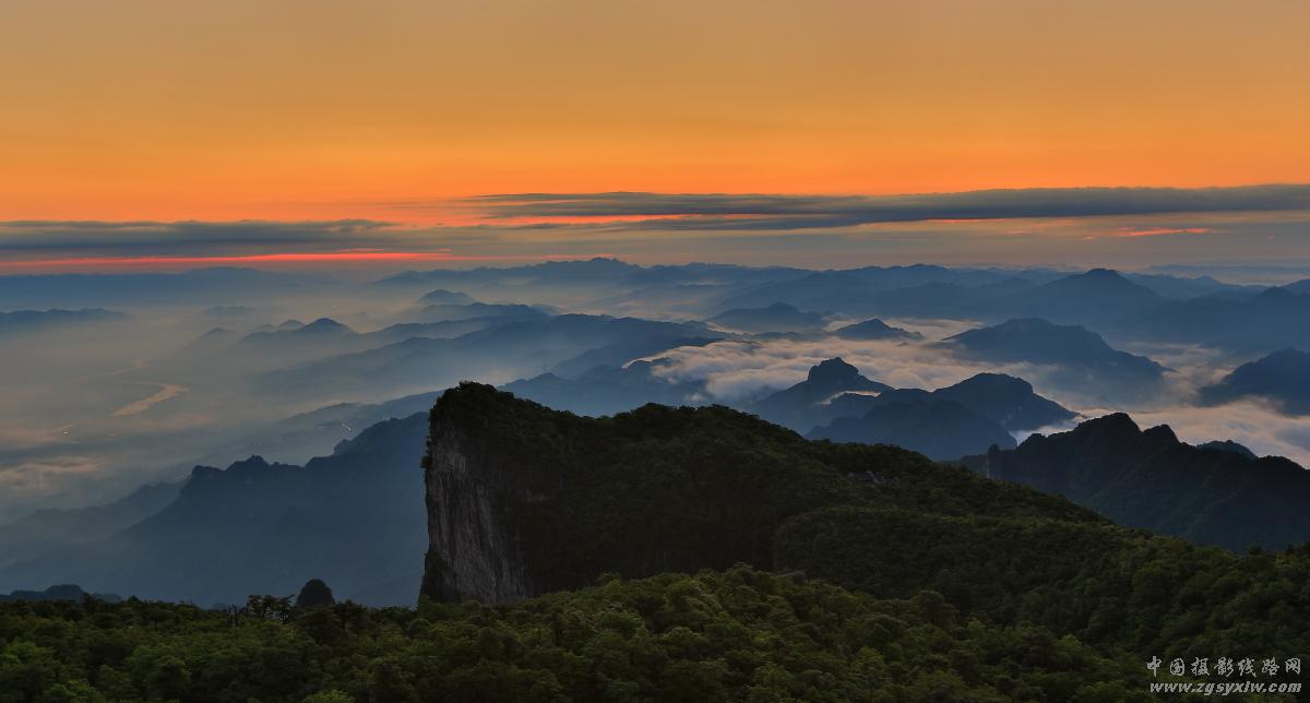 天门山晨曦