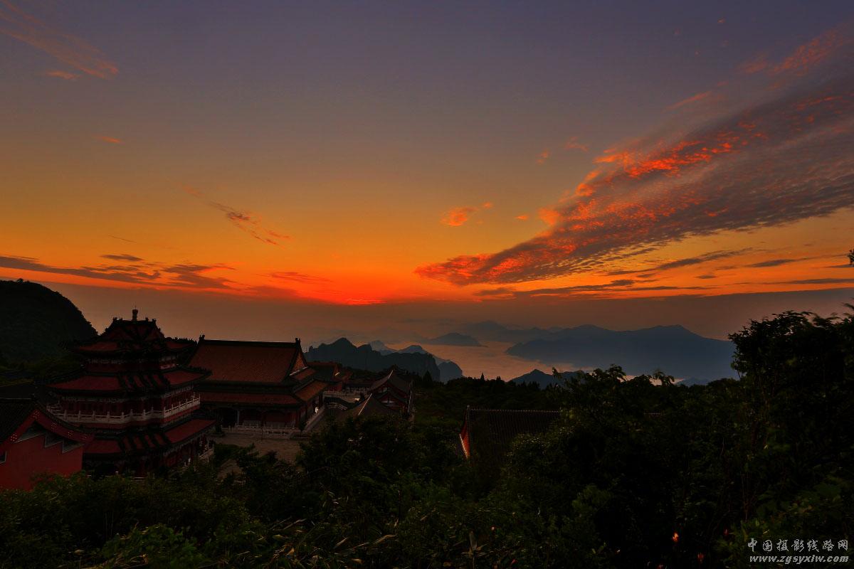 霞映天门山寺