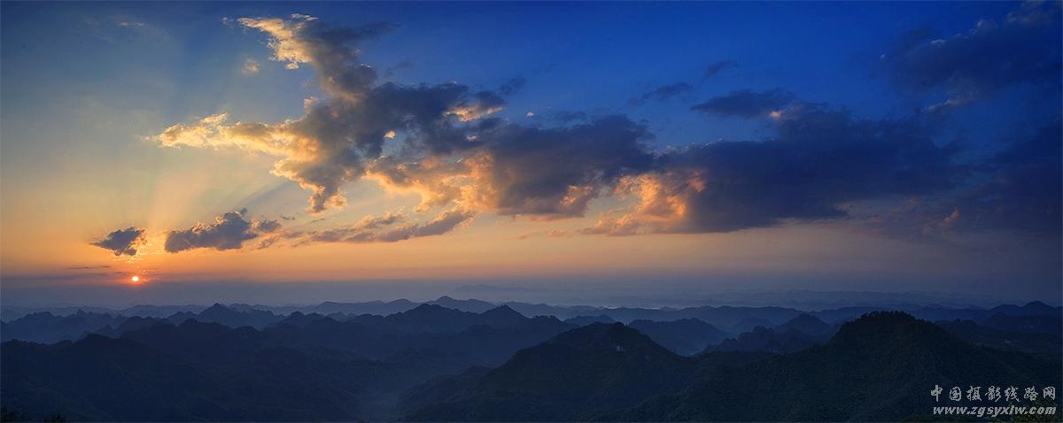 山峦迎朝霞