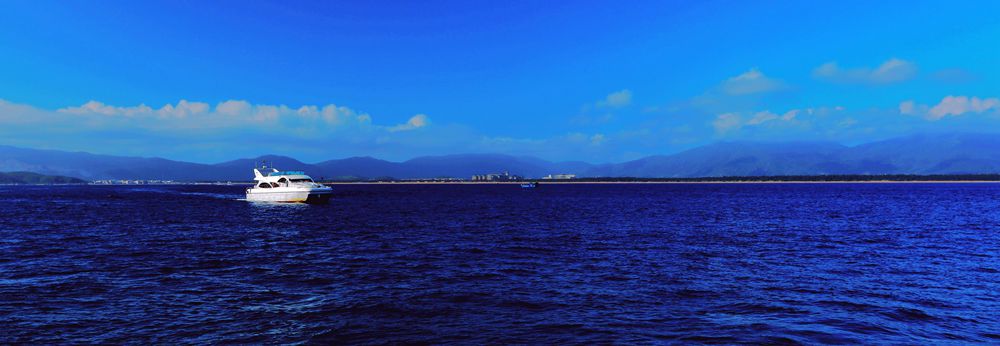 大海中的一条船
