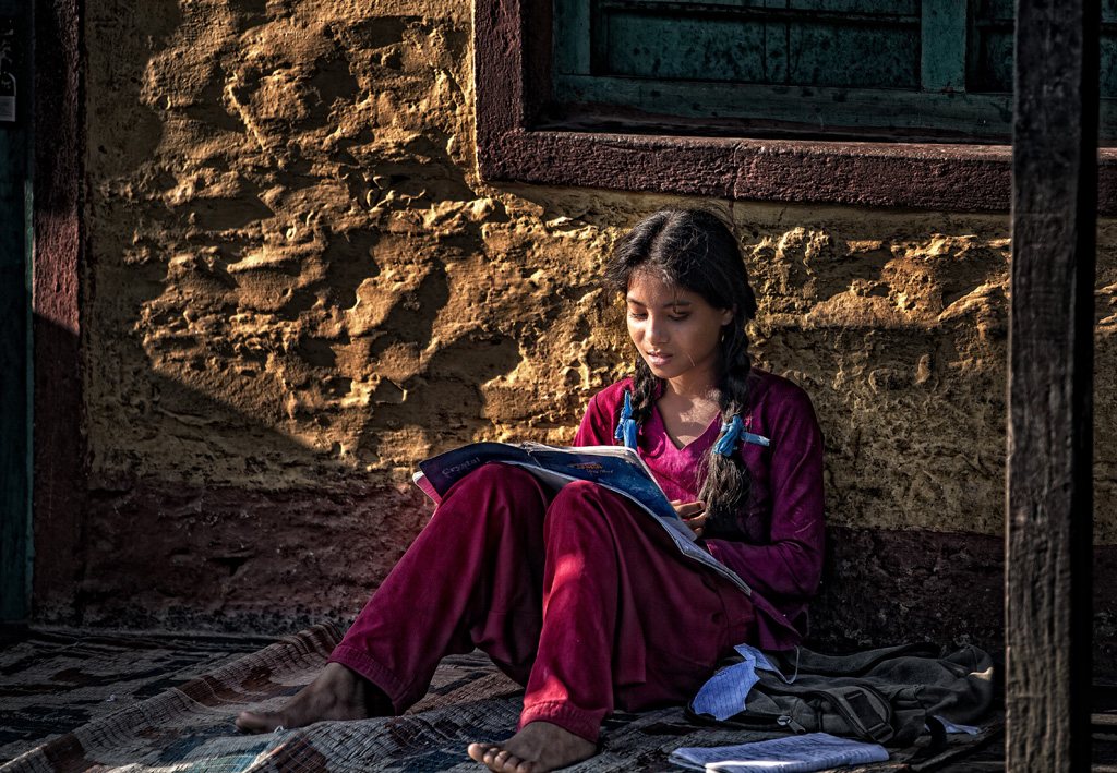 行摄尼泊尔-晨读的少女