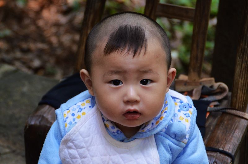 10个月大的懵懂小孩儿