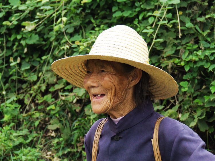 勤劳的麻空山婆婆