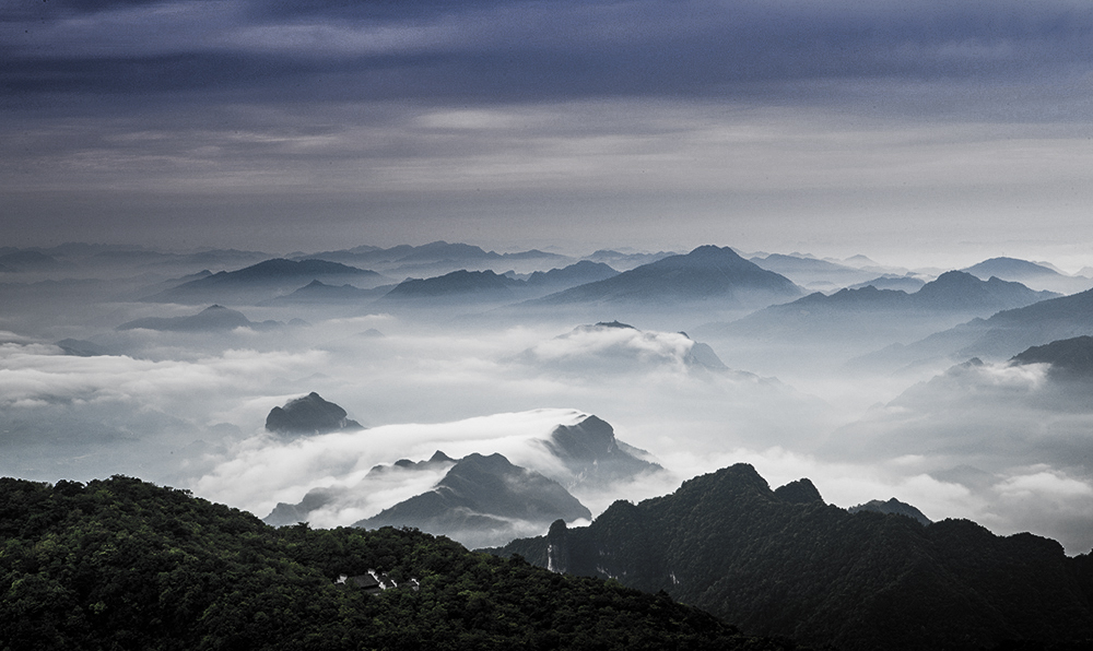 雾戏群山