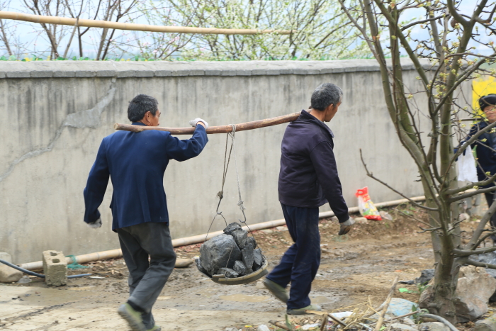 留守老人兴修水沟，为春耕做准备