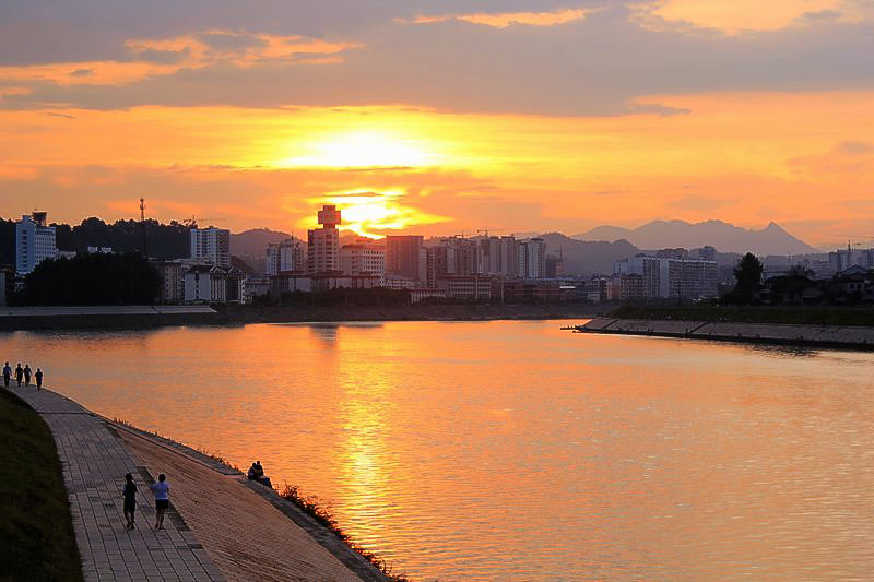夕阳西下晚霞辉
