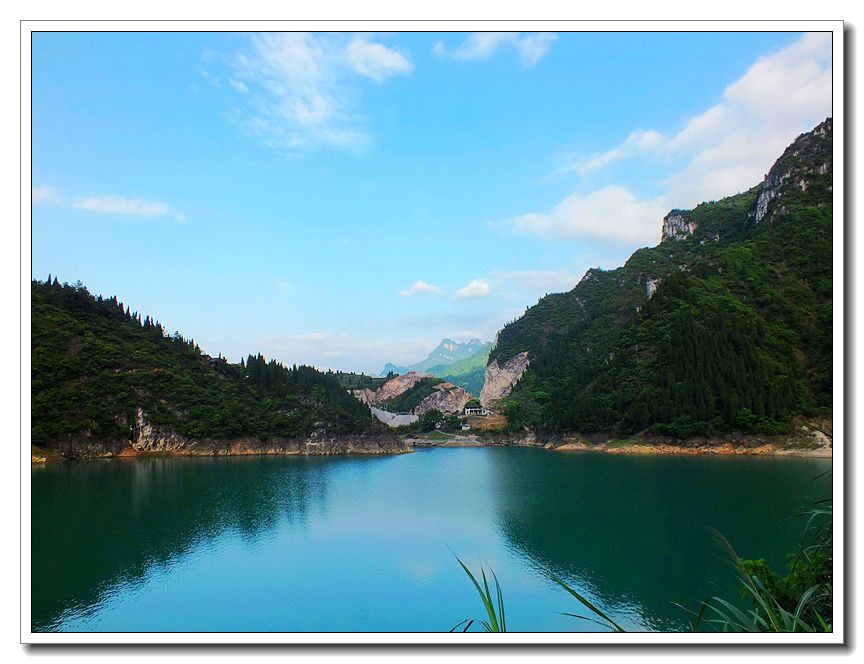 蓝天、白云、青山、碧水。