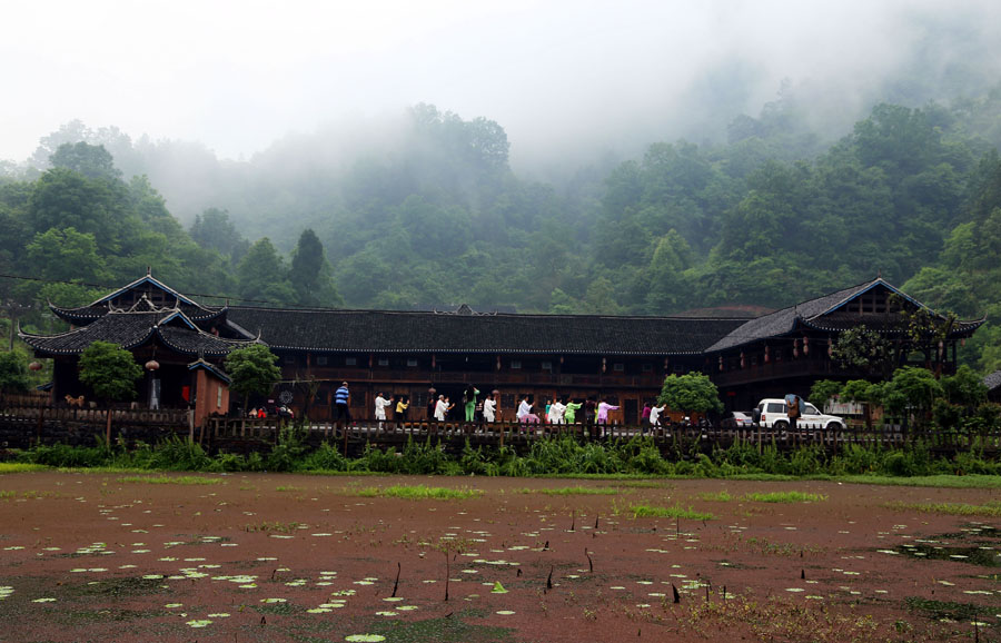 雨中石堰坪