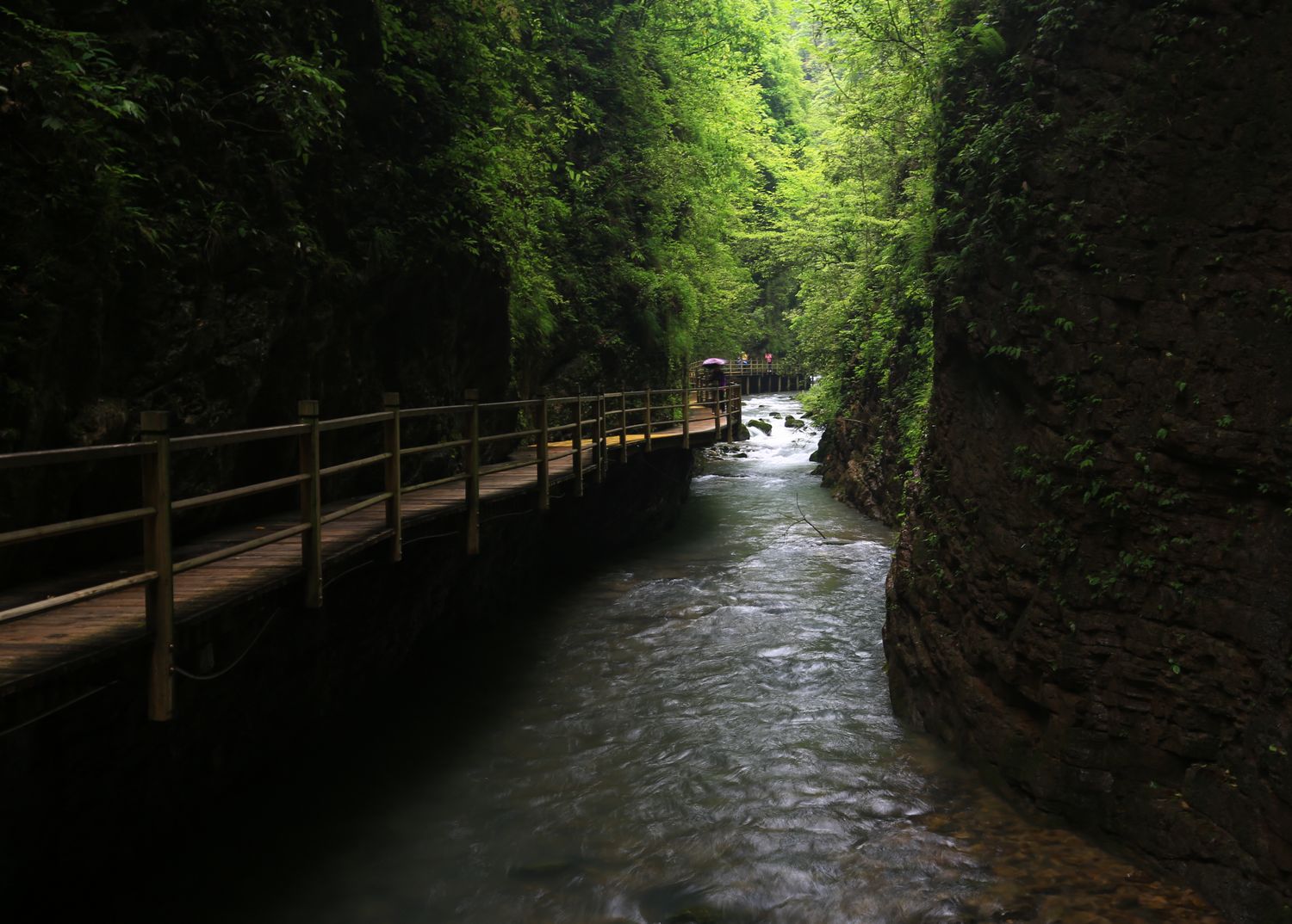 峡谷长 廊