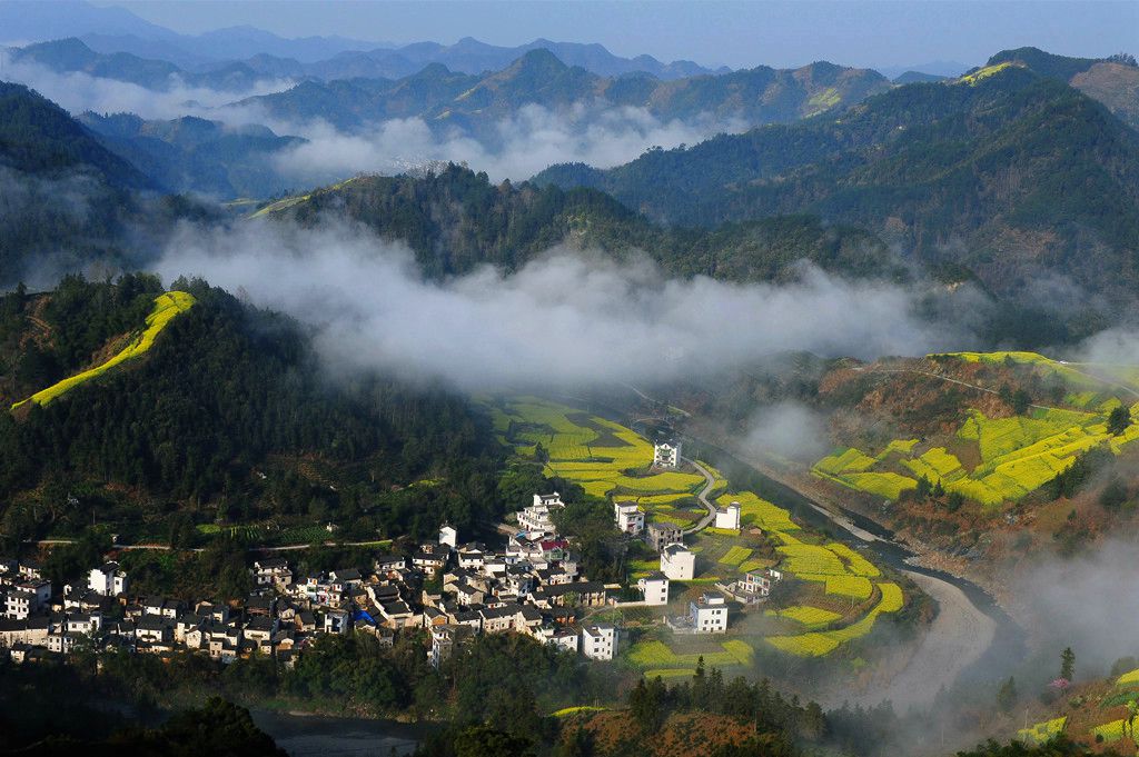 春满山村