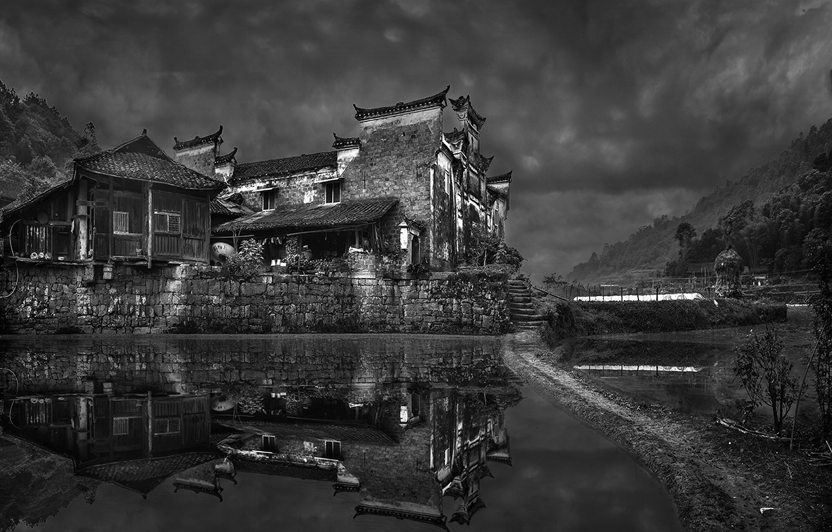 古祠风雨