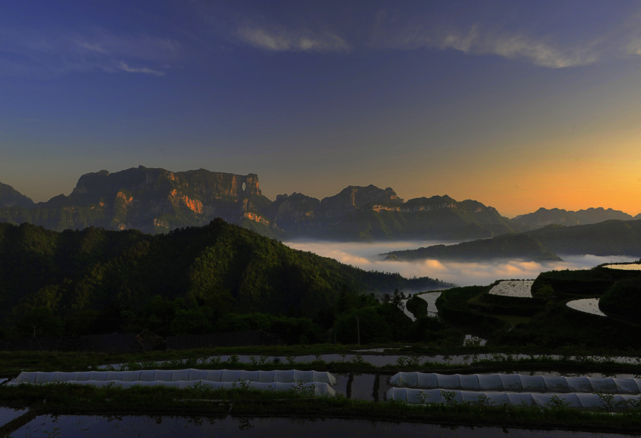天门山晨景