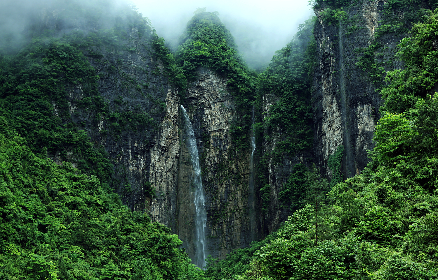 山涧瀑
