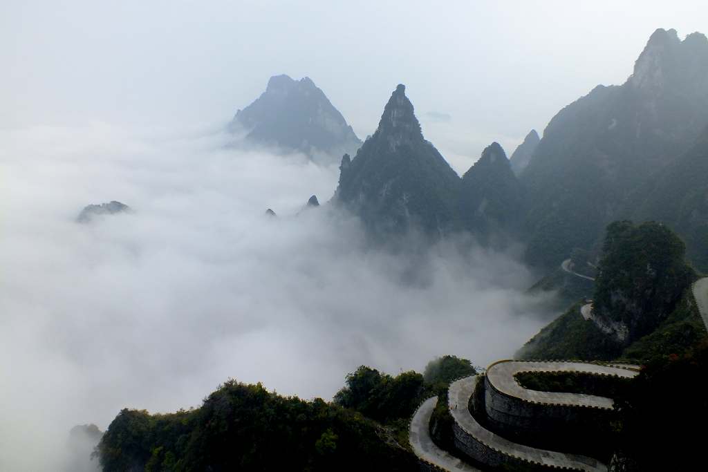 雾绕天门山