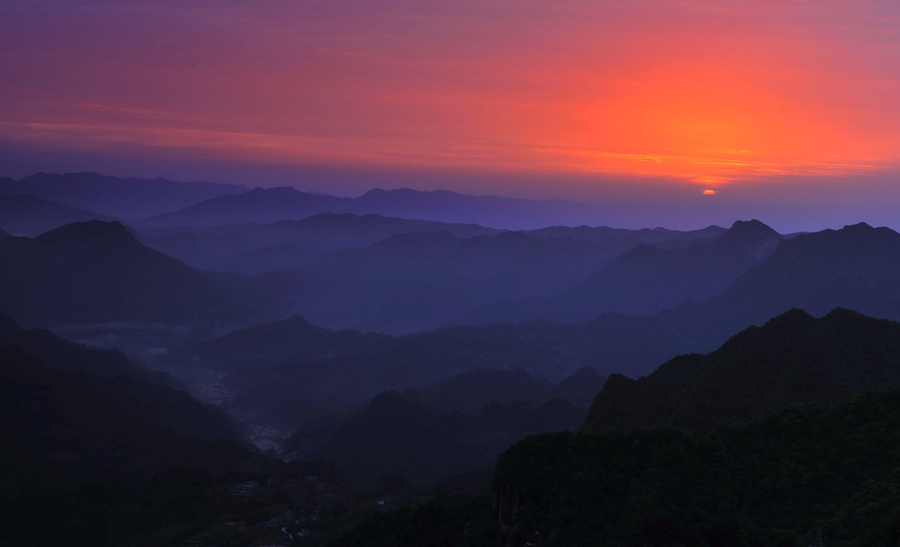 千山沐浴朝阳