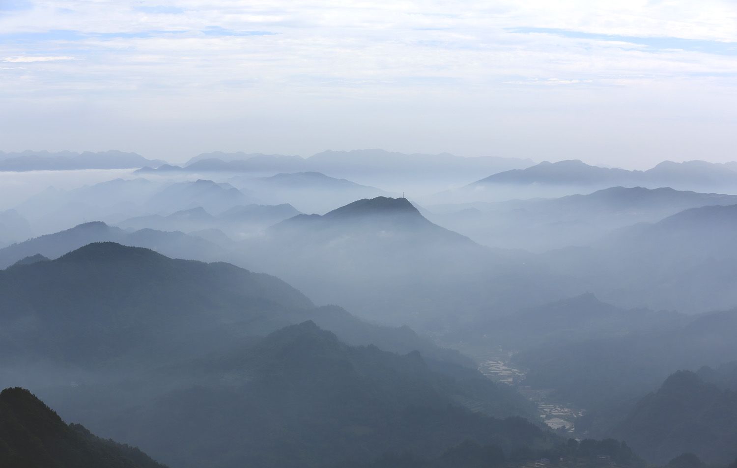 峰峦竞秀