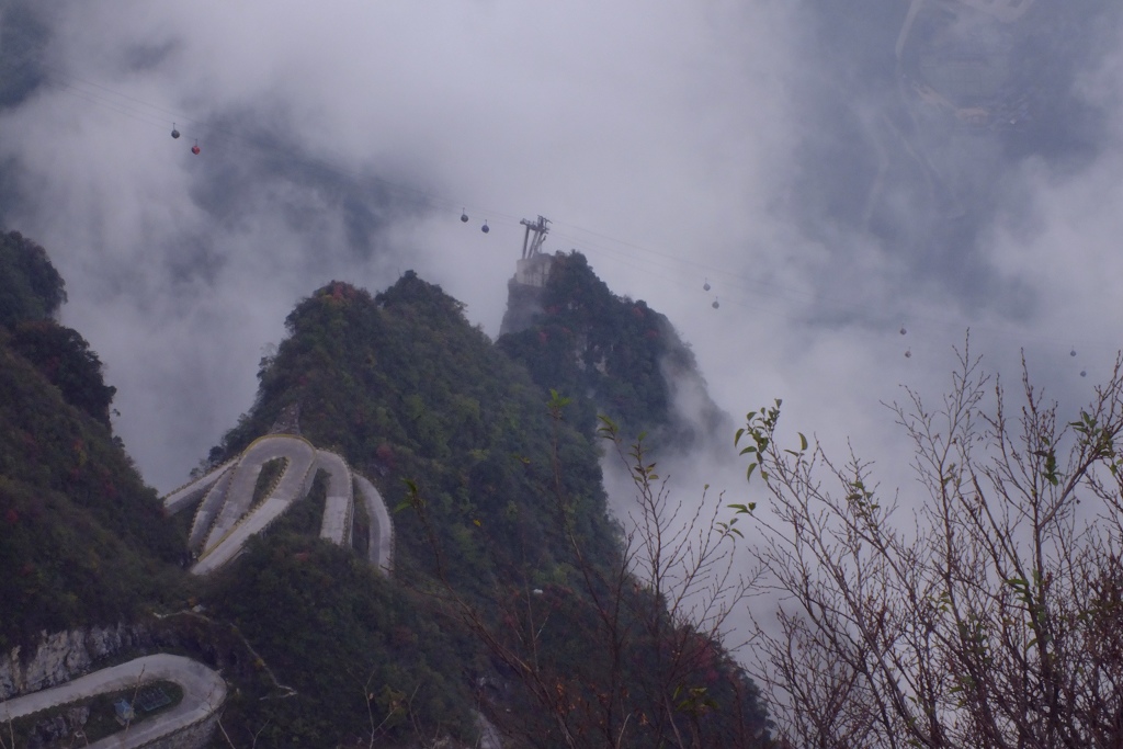 雾绕天门山