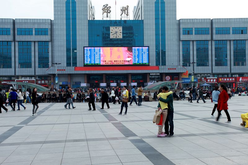 毕业季大学生分别拥抱