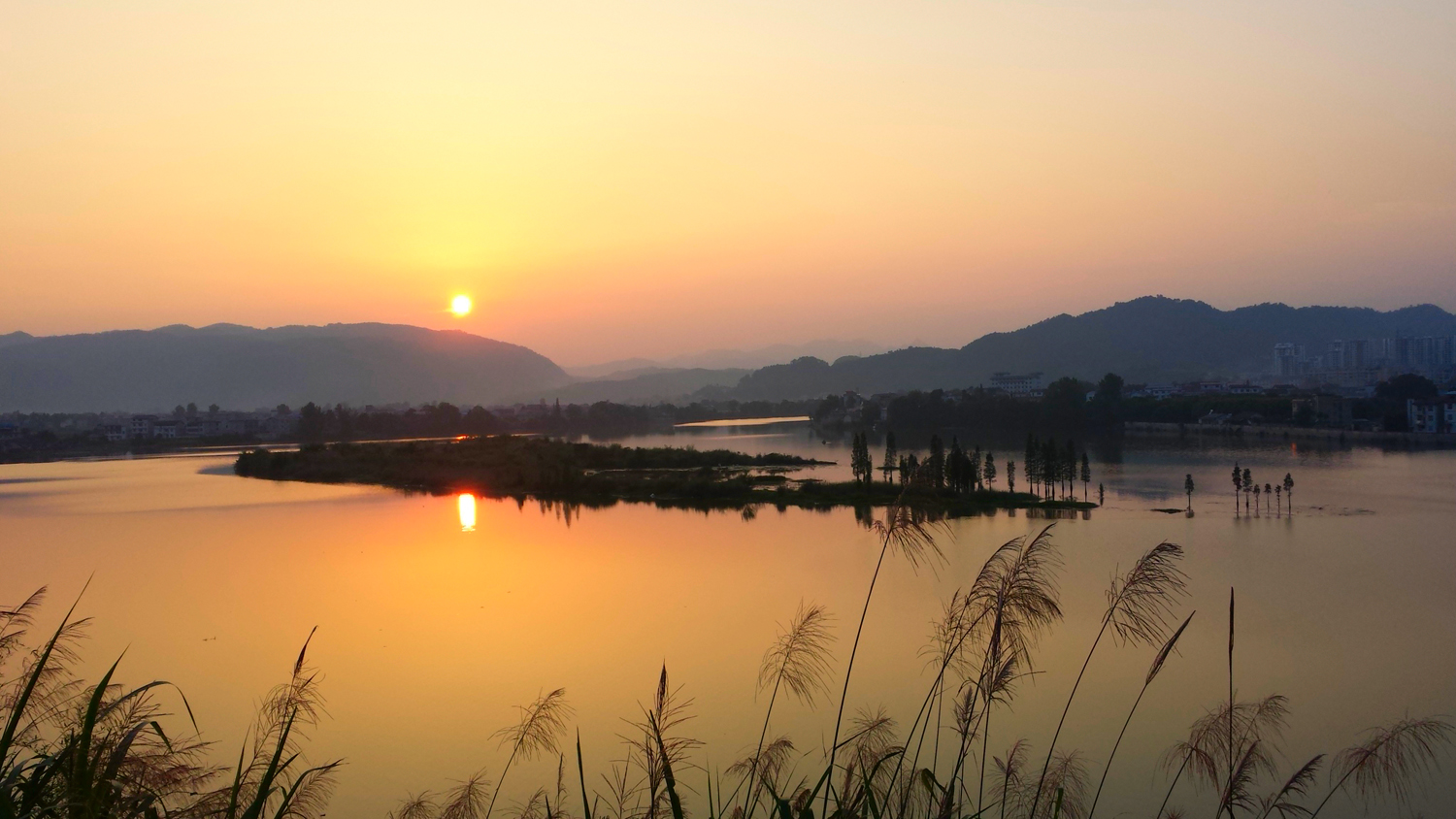 夕照木龙潭