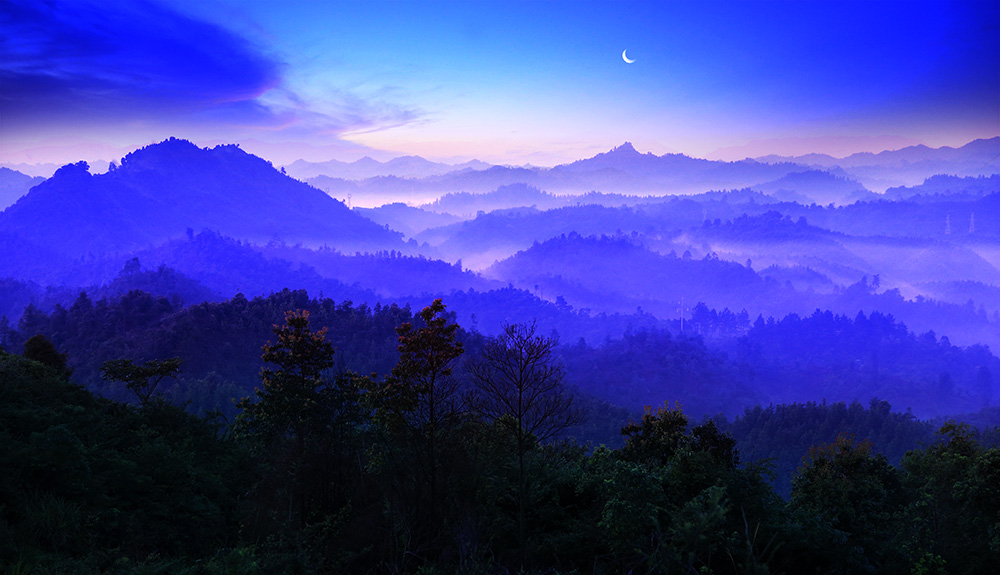 山峦层叠晓月朦