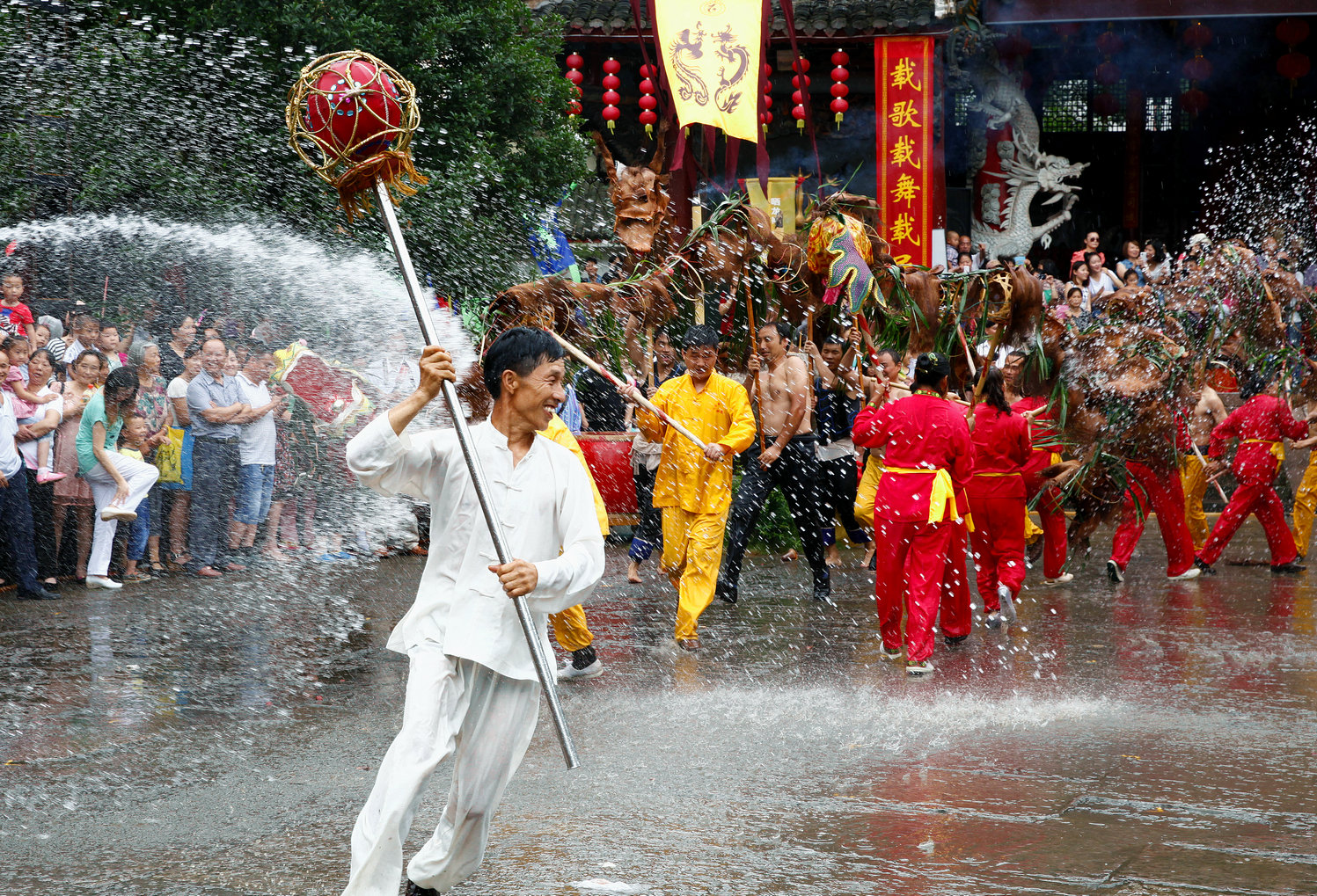水龙舞宝人