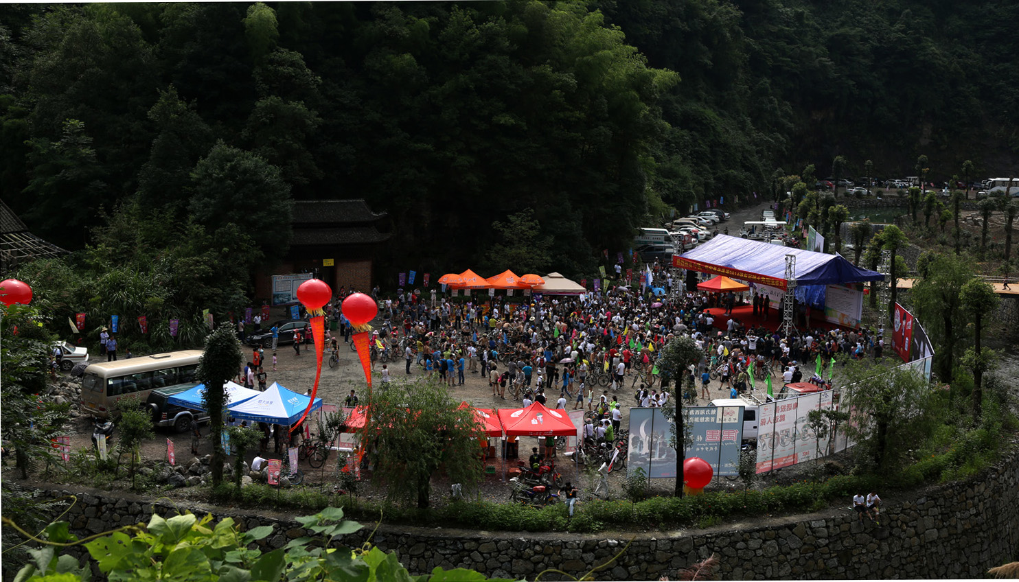老道湾彩骑大赛开幕场景