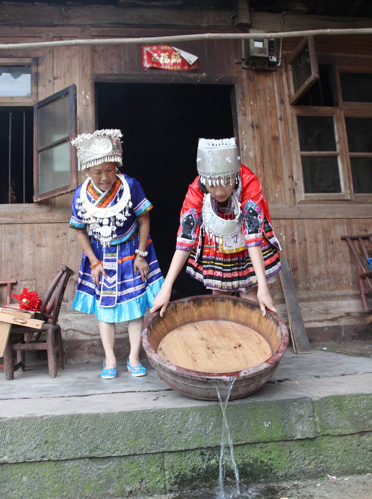 邦奶奶倒洗脚水