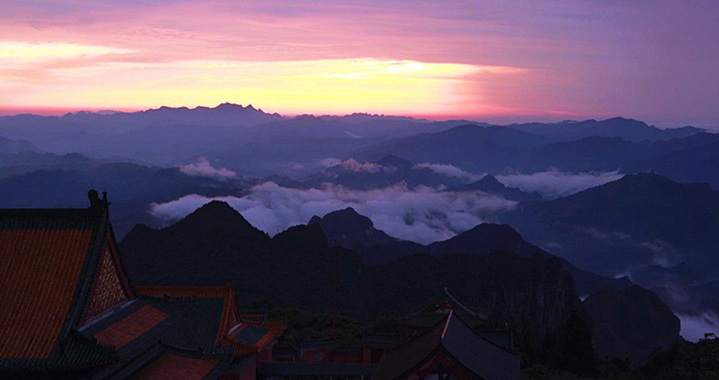 霞飞雾绕天门山
