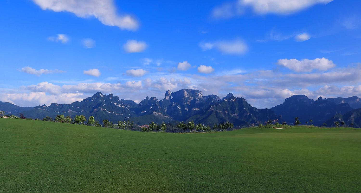 蓝天下的天门山