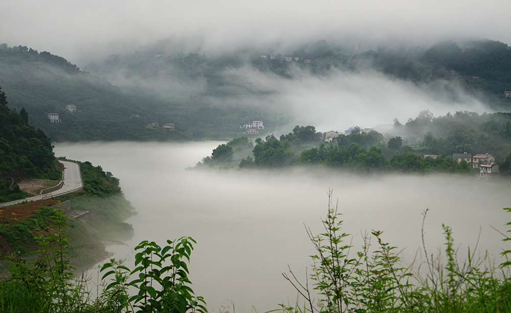 雾锁山村
