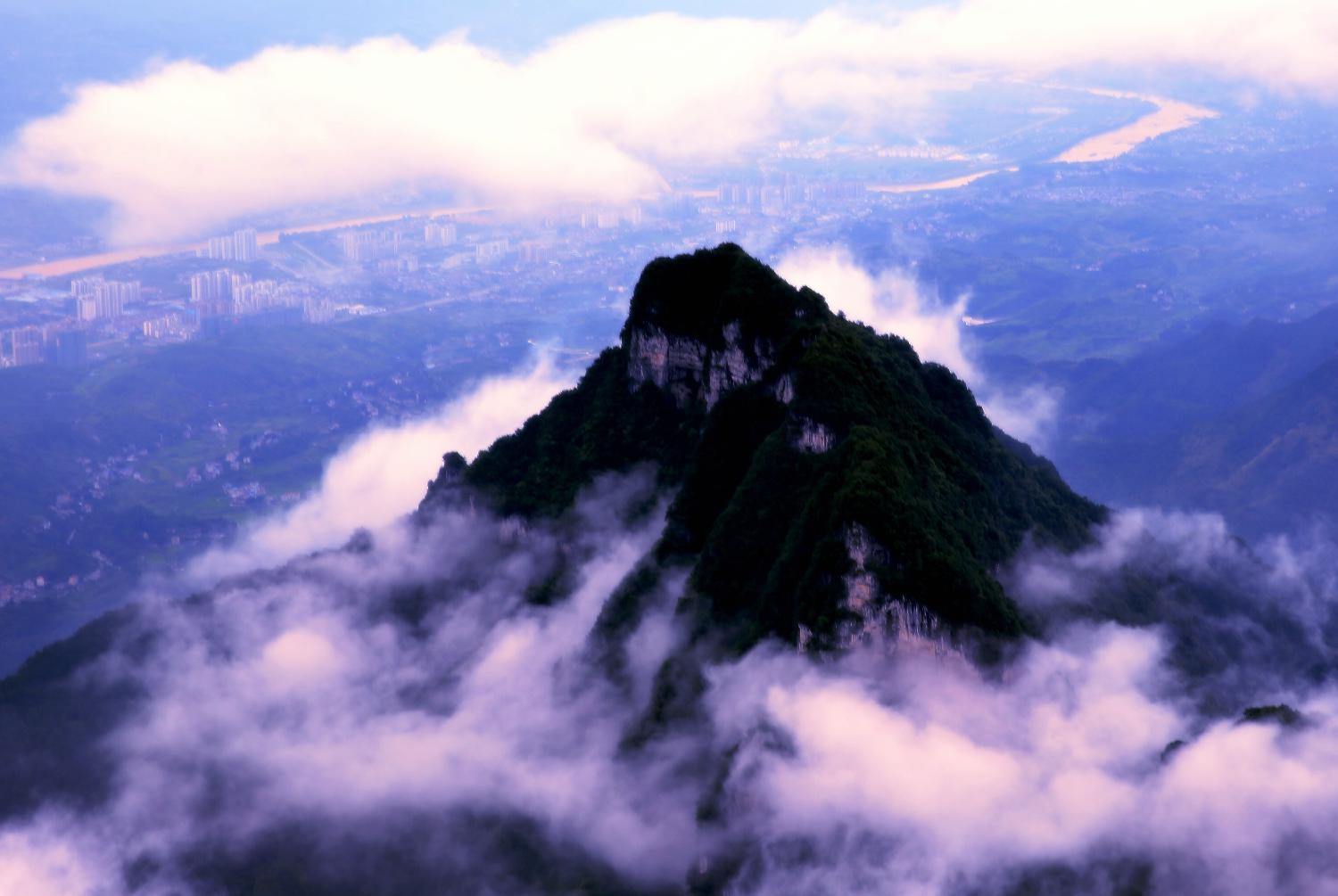 云绕天山