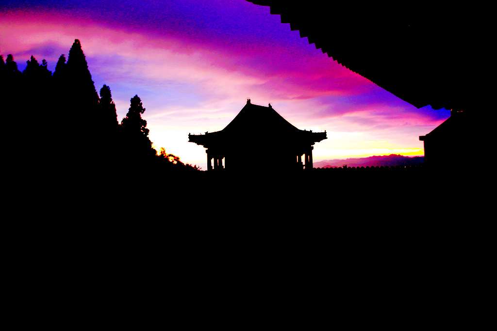 五彩霞光照山寺
