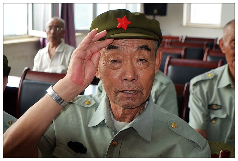 向军旗敬礼