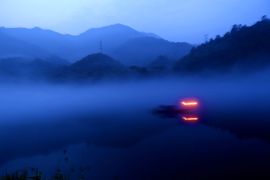 晨雾东江湖