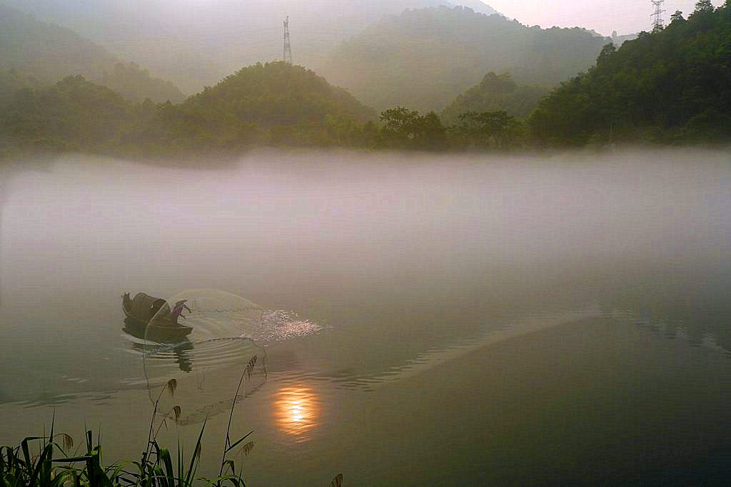 江上晨雾