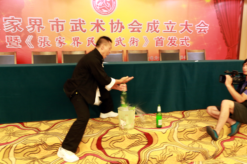 绝技——手背碎酒瓶
