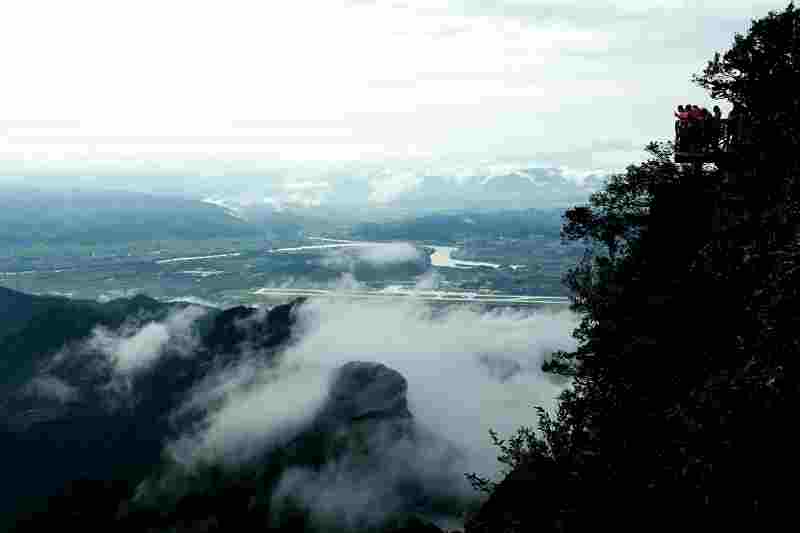 天门山照云海