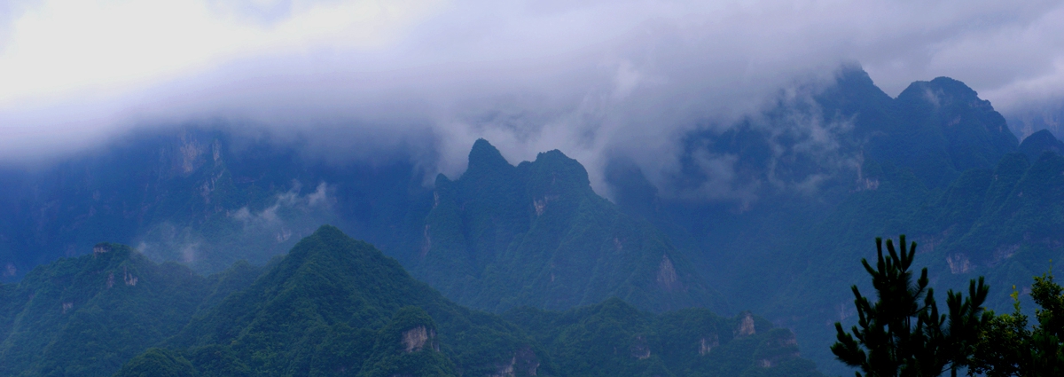 崇山峻岭
