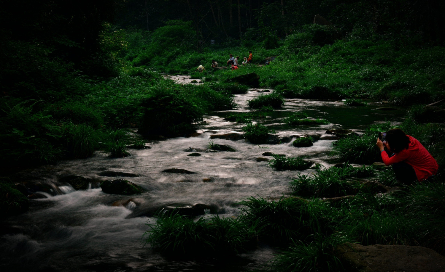 小溪漫流