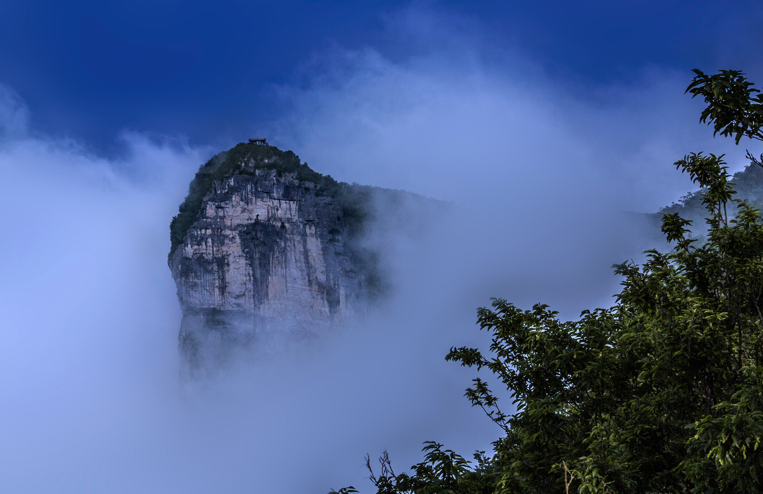 雾锁雄峰
